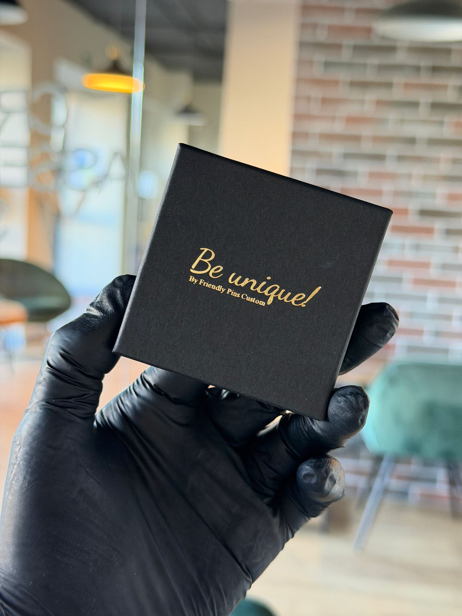Broșă de Absolvire Personalizată – Caduceu